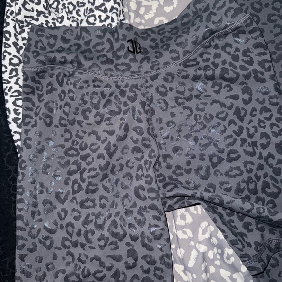 (Bundle) 5 pairs of leopard print leggings and 1 biker short - Picture 2 of 2